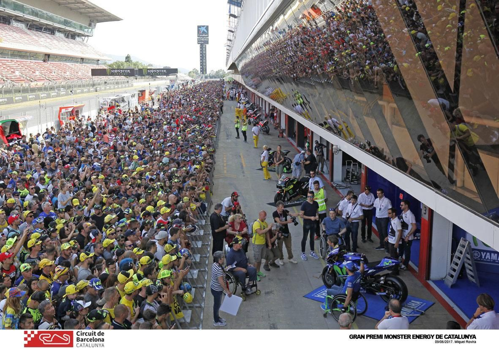 Aficionados en Montmeló durante el ‘pit-walk’ del pasado viernes.