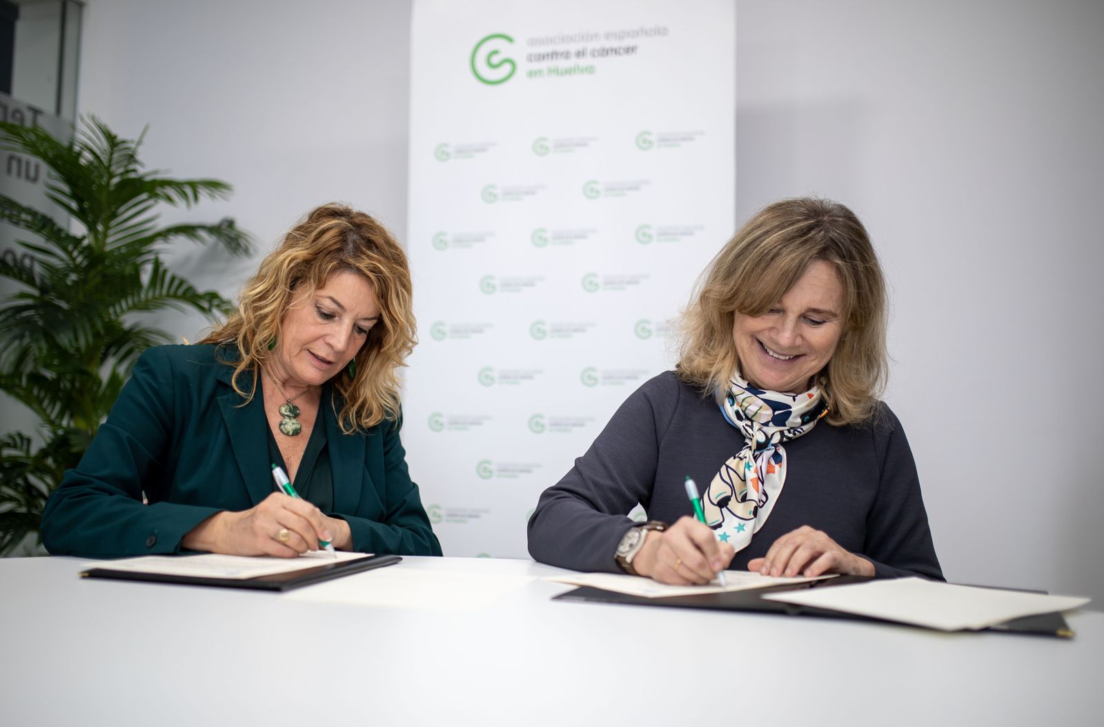 La alcaldesa firma el convenio con la Asociación Española Contra el Cáncer.