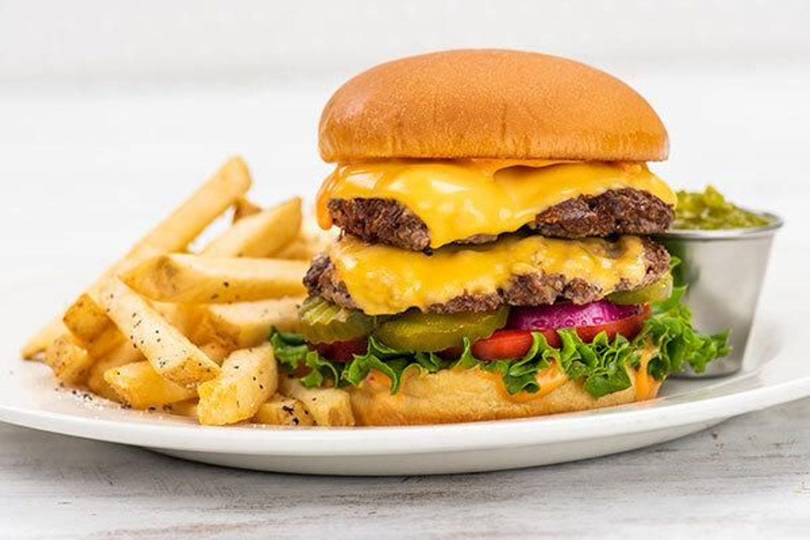 La mítica Country Burger está compuesta por carne de ternera, queso americano, especias y hierbas propias de Hard Rock, además de lechuga y tomate.