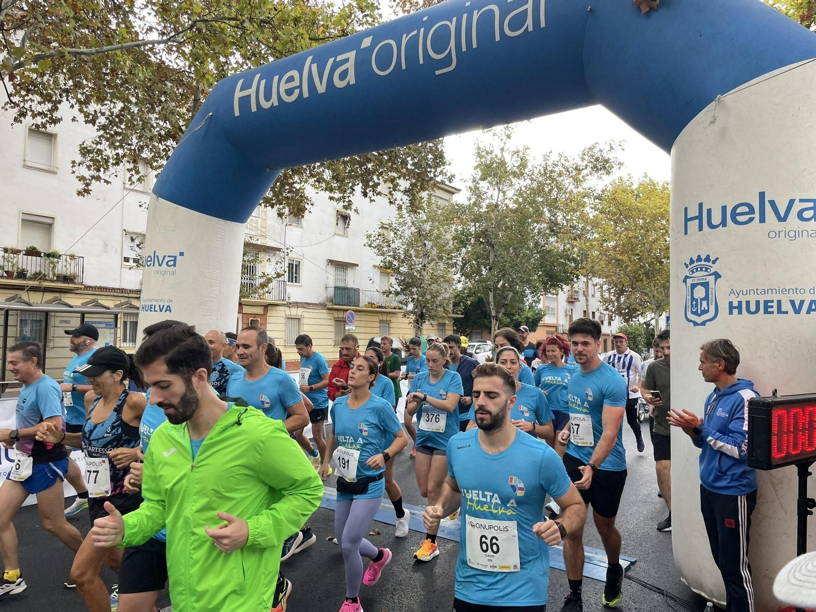 Corredores en la salida de la Vuelta a Huelva.