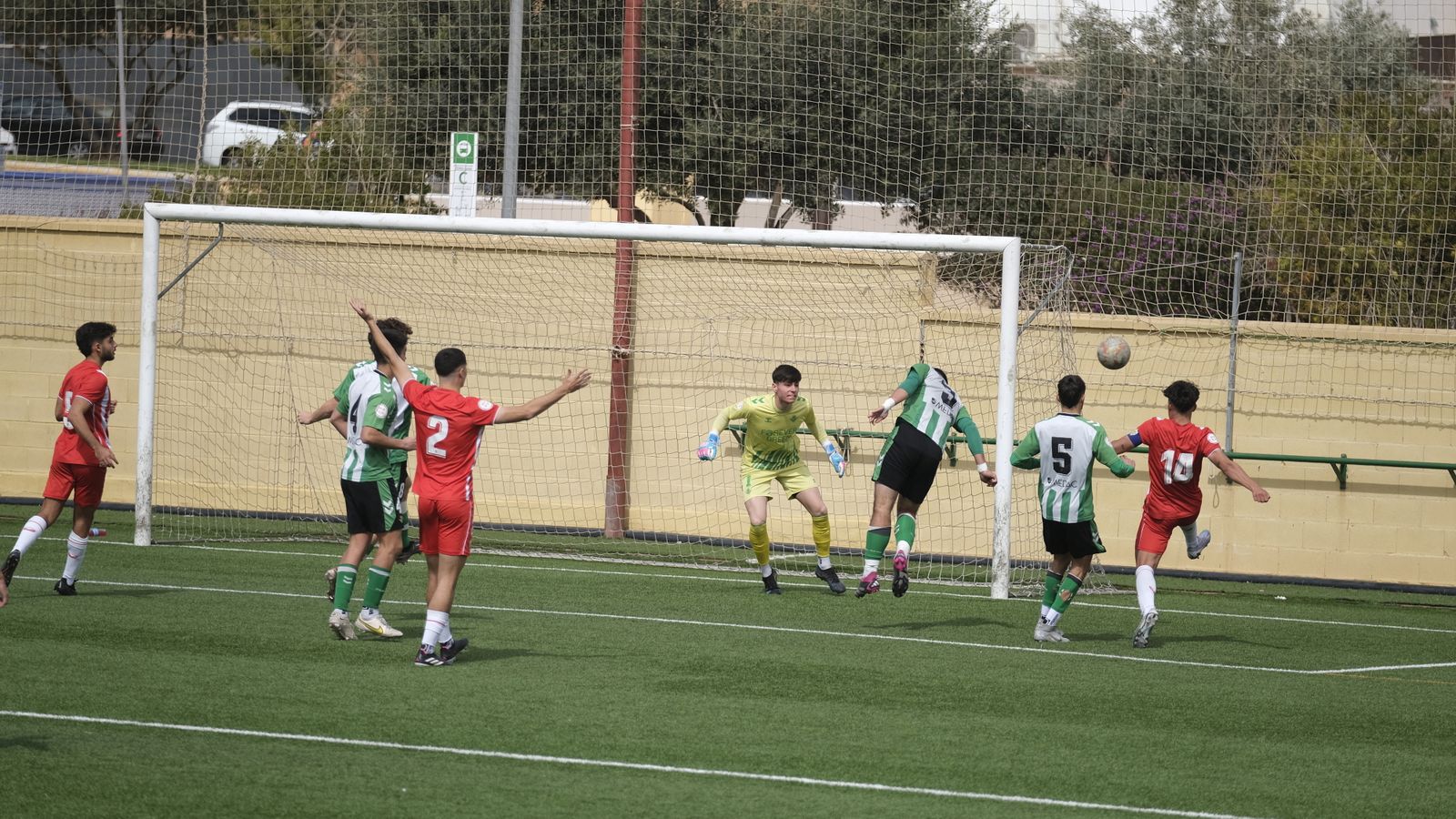 Marcos Peña busca rematar un centro durante el último partido de liga disputado contra el Betis.