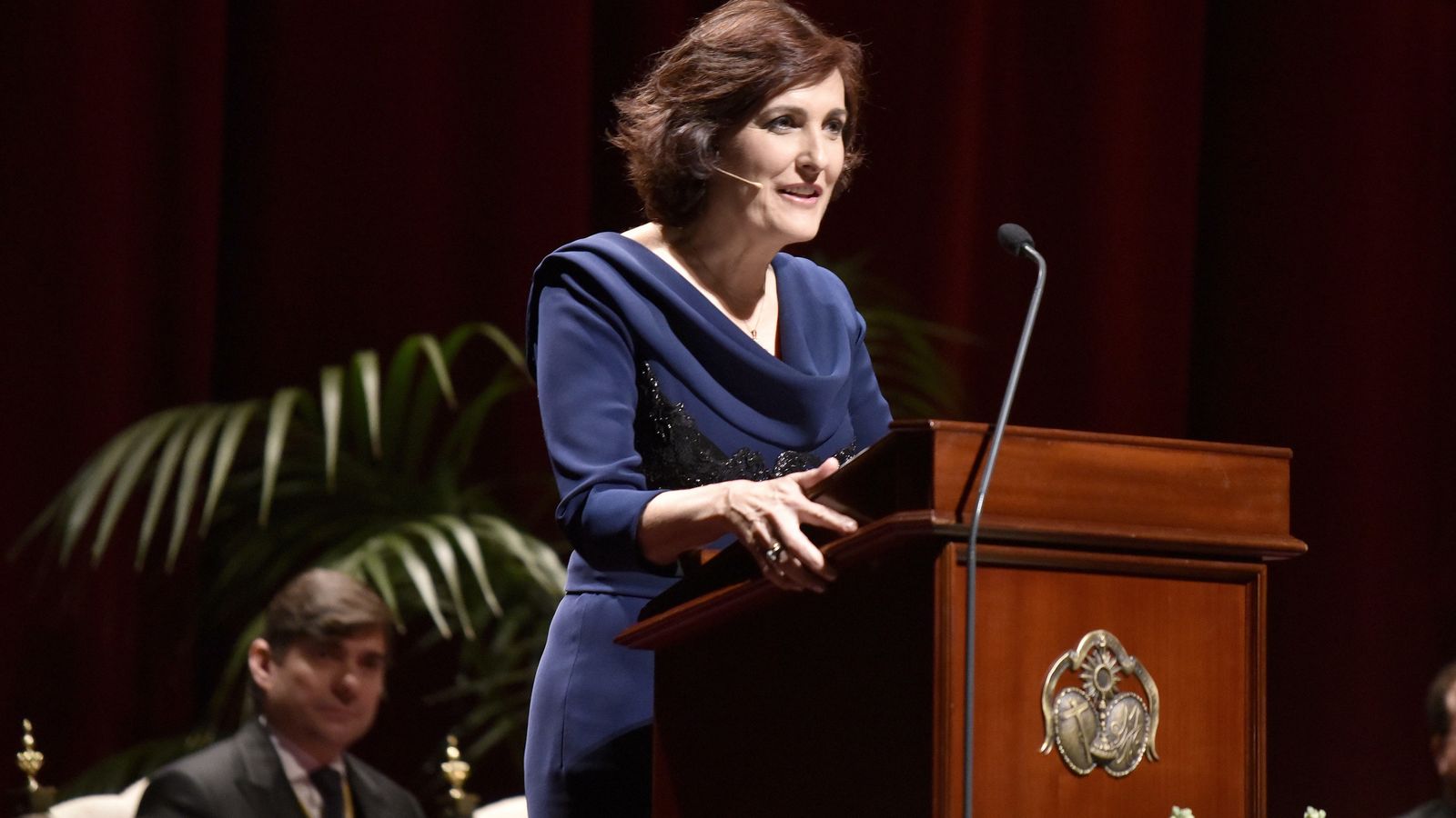 El bello escote del vestido, formado a base de tablas, enmarca la cruz de la madre de la pregonera.