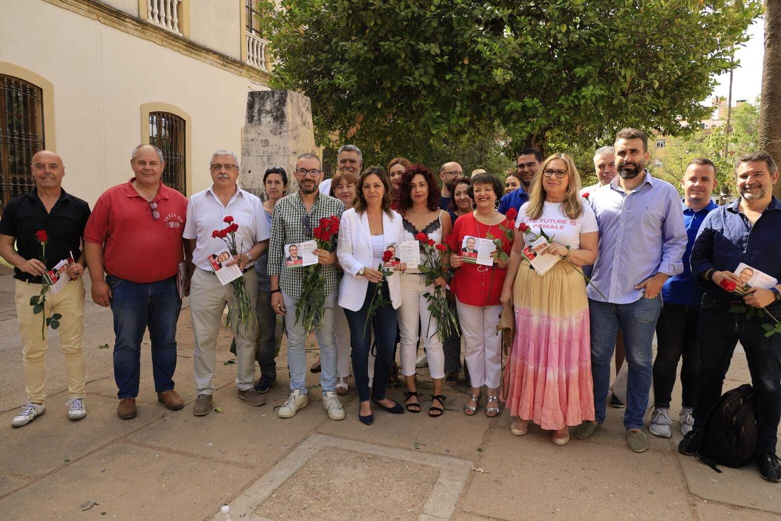 Isabel Ambrosio, en el centro, con dirigentes socialistas.