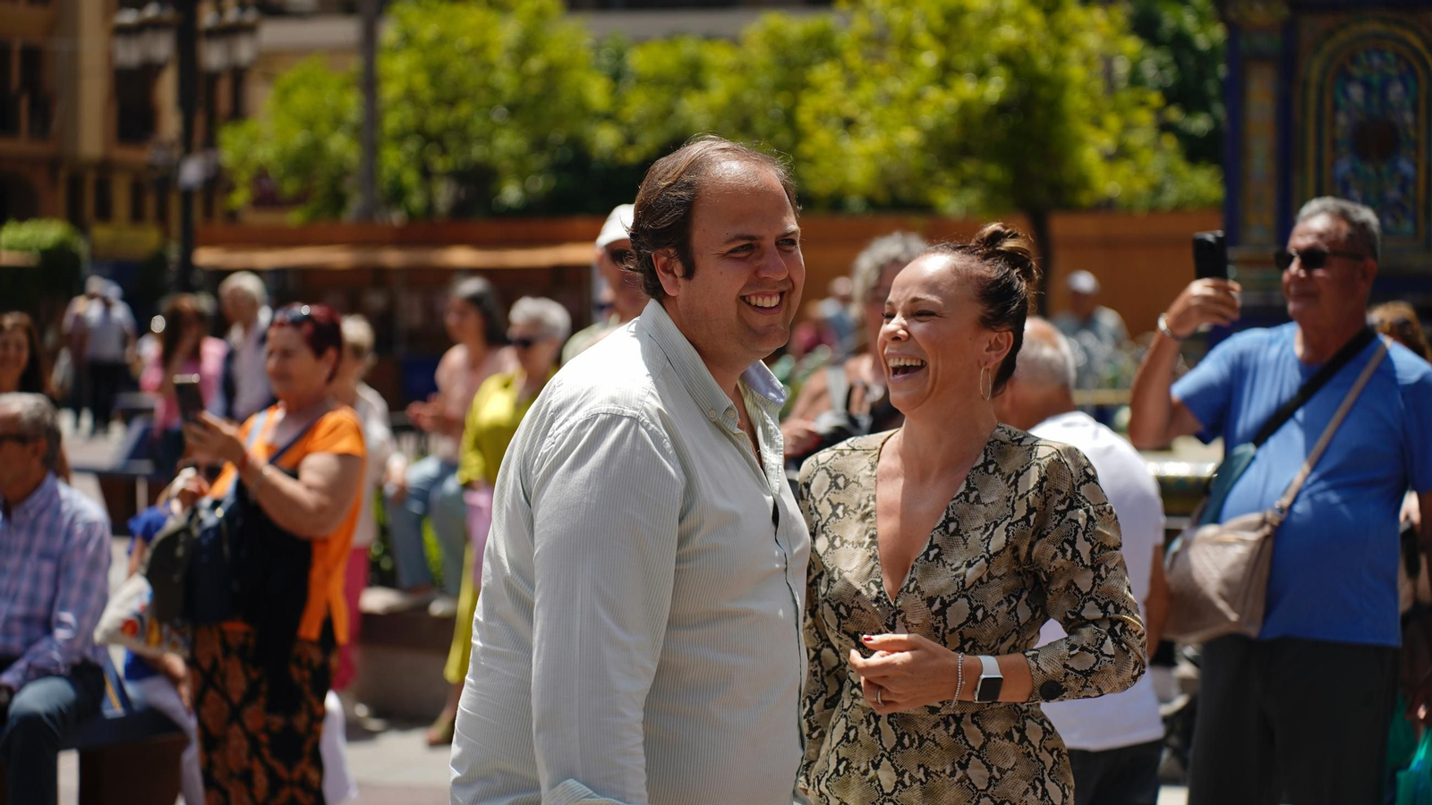 Muchas personas se reunen en la Plaza Alta, bailando y comiendo paella junto a la Feria de los Parques Naturales de Cádiz