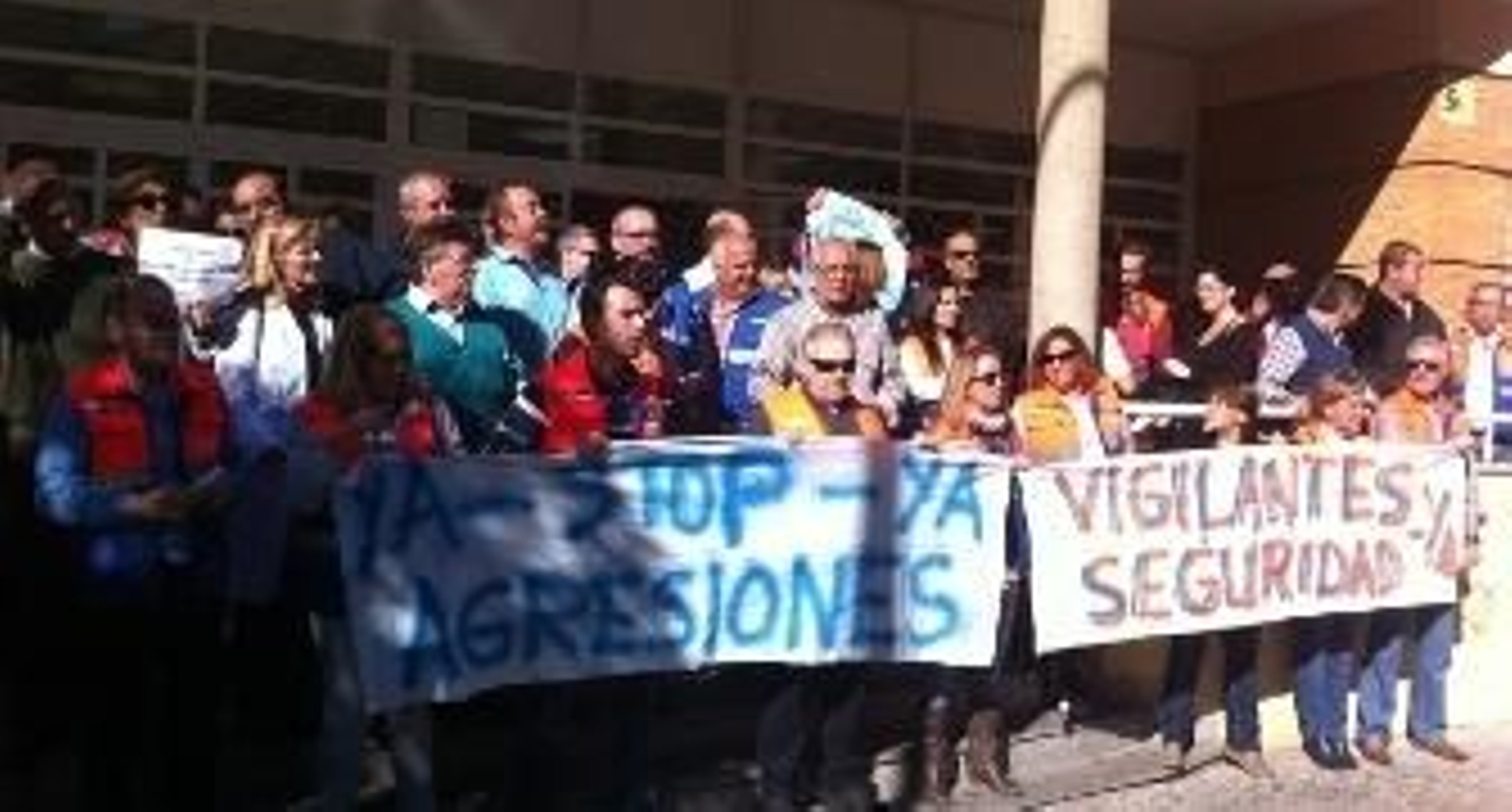 Los trabajadores en el centro de salud Pino Montano B en la protesta contra la última agresión.