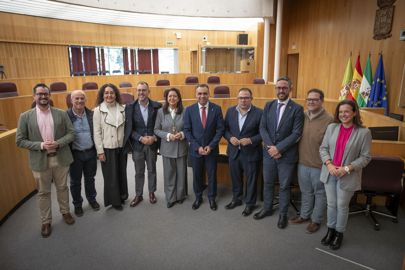 El presidente de la Diputación y la nueva diputada posando junto al resto de los diputados