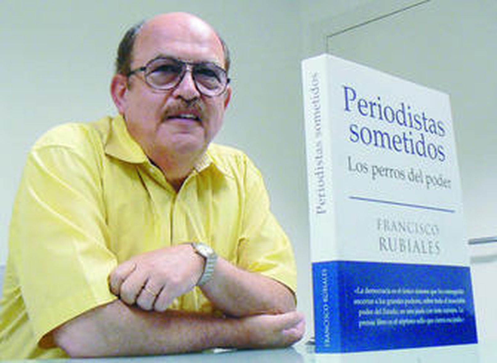 Francisco Rubiales, en la redacción de Diario de Sevilla junto a un ejemplar de su último libro.