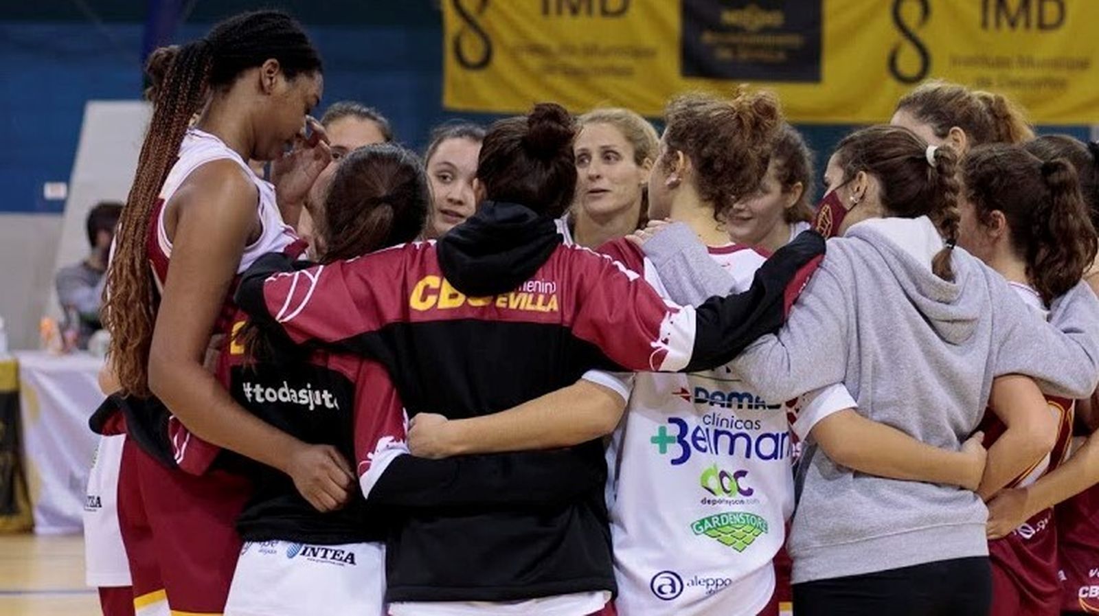 Las jugadoras del Tecnigen CB Sevilla hacen un corro tras un partido.