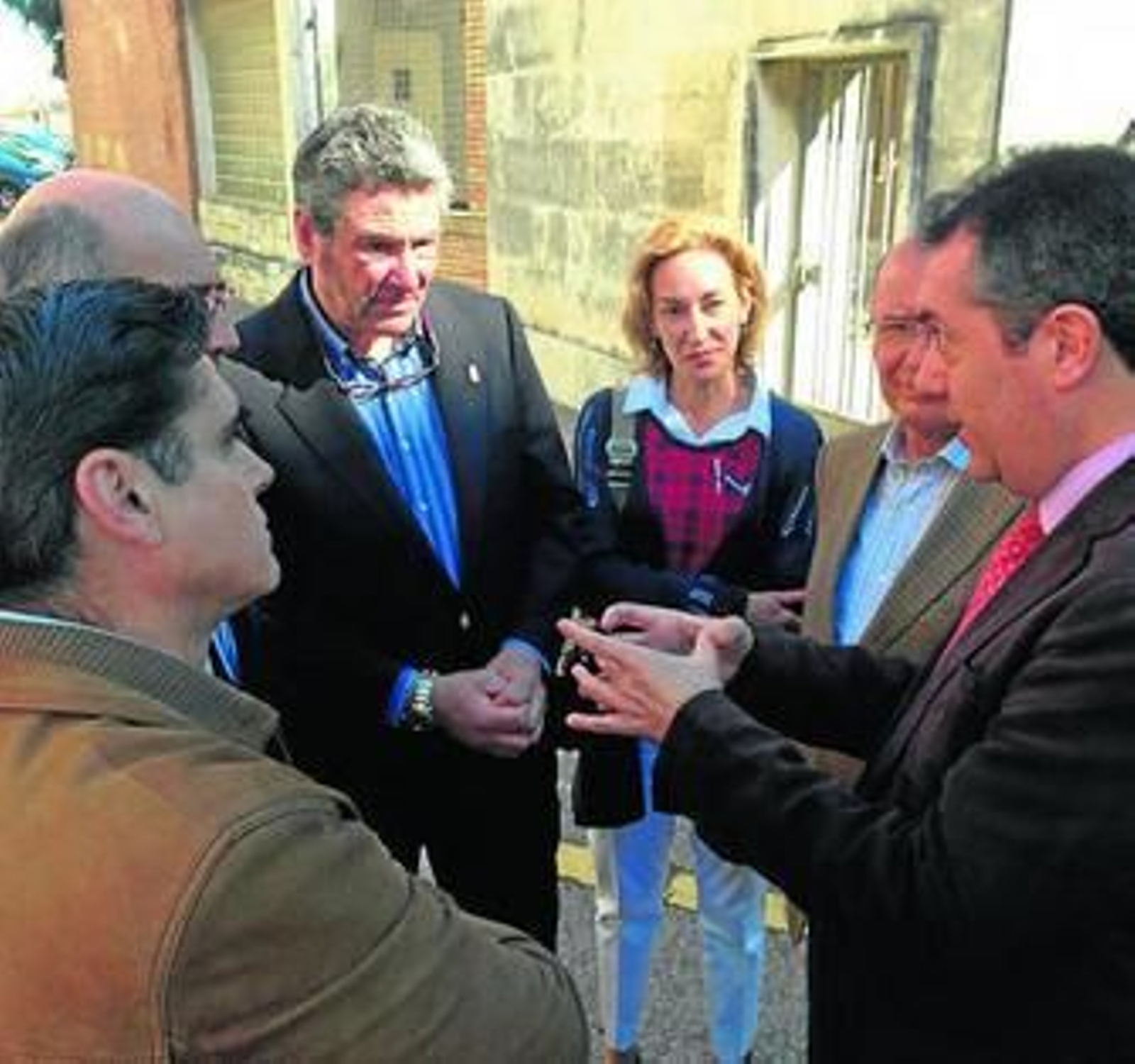Espadas, López y Díaz con comerciantes de Los Remedios, ayer.