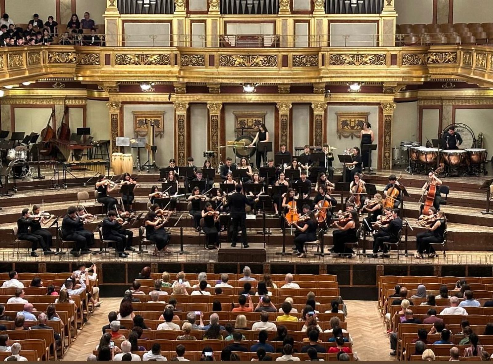 La orquesta interpretando su música en uno de los conciertos