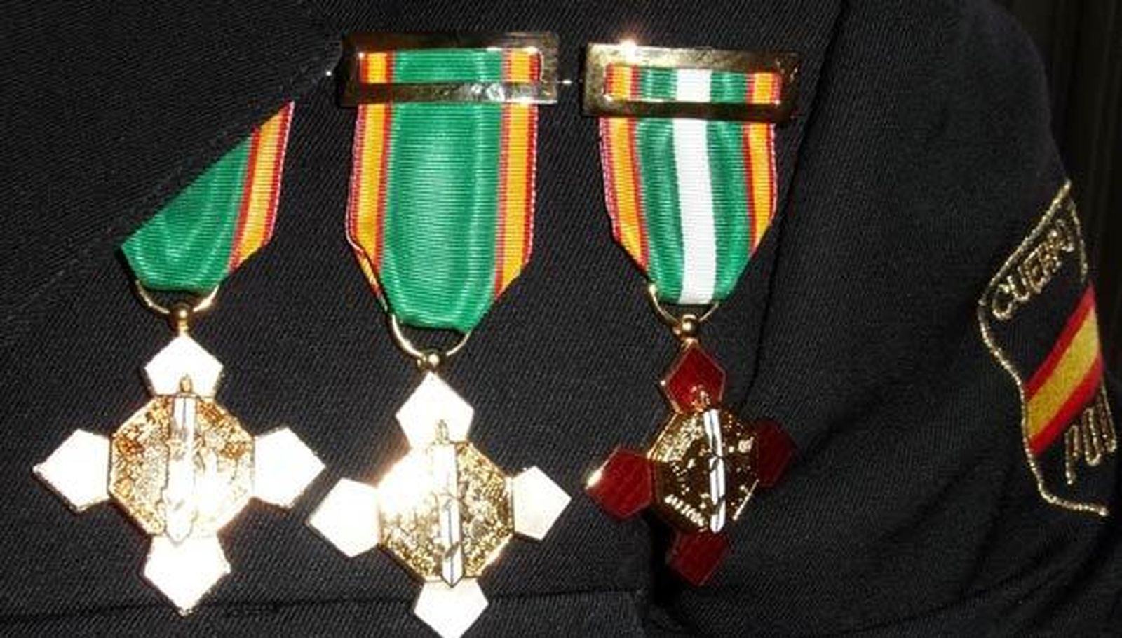 Dos policías llevan suspendidos año y medio acusados de varios delitos