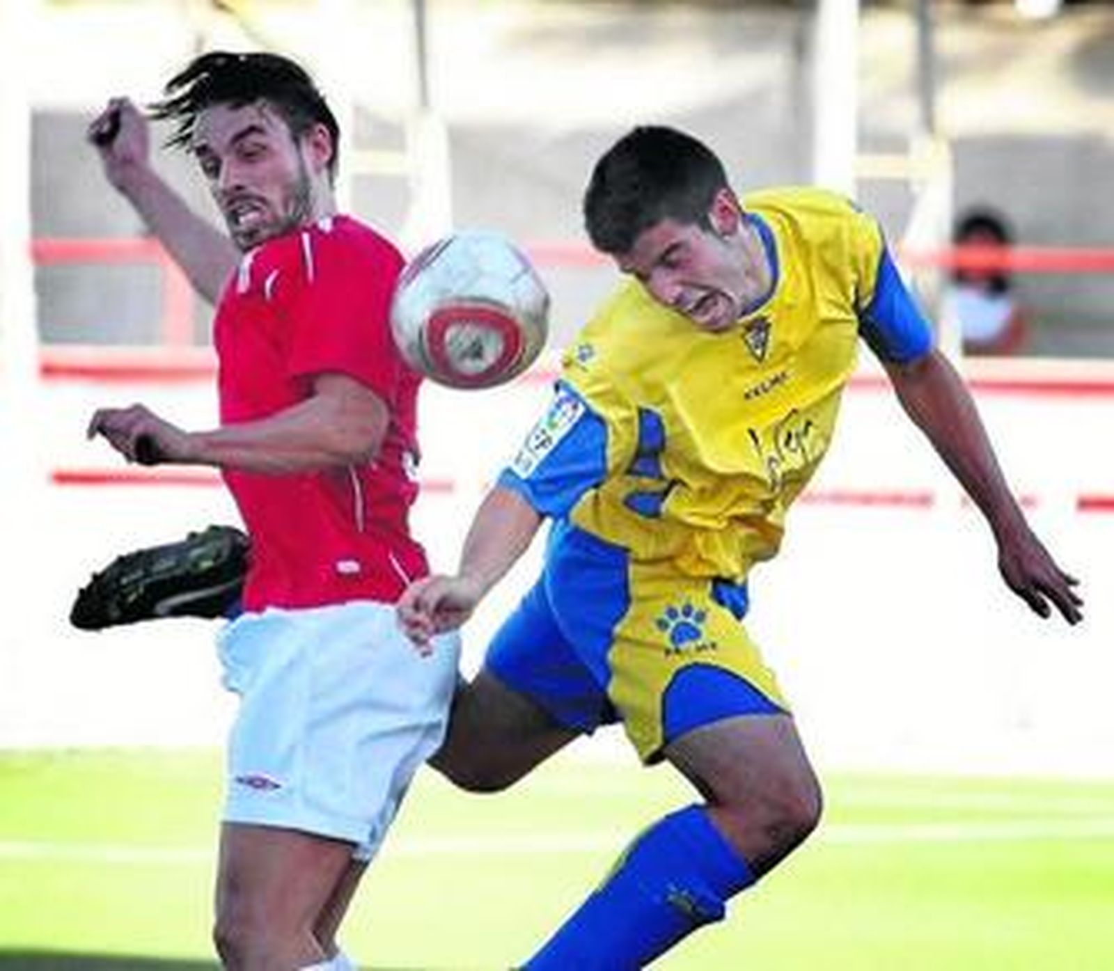 Villalustre (i) pugna por un balón aéreo con el cadista Poli durante el derbi del pasado fin de semana.