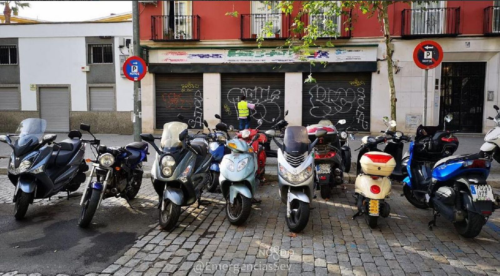 Exterior del concesionario de motocicletas precintado en San Bernardo.