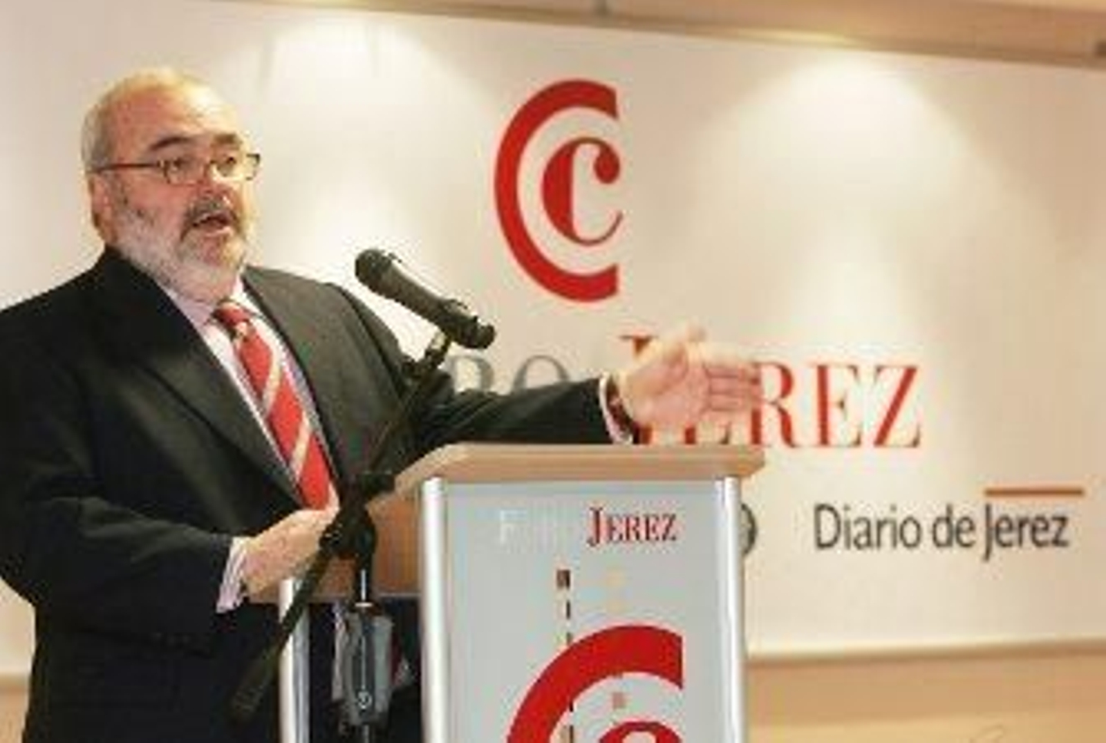 El presidente de las Cámaras pide una reacción del sector privado para salir de la crisis