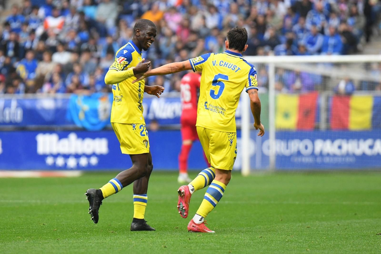 Moussa celebra su gol junto a Chust.