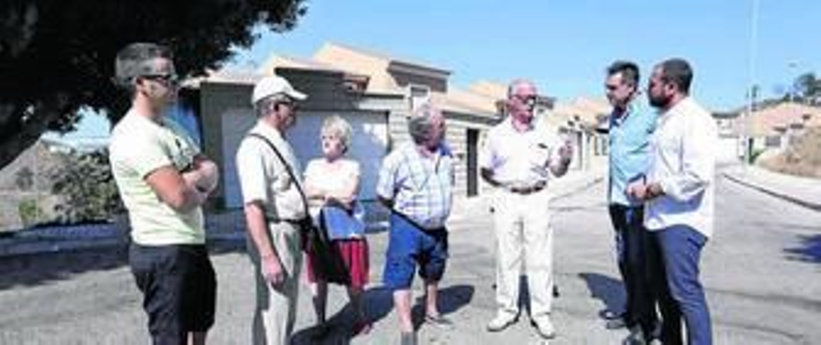 Varios de los residentes afectados, junto a algunas de las viviendas en que se han producido los hechos.