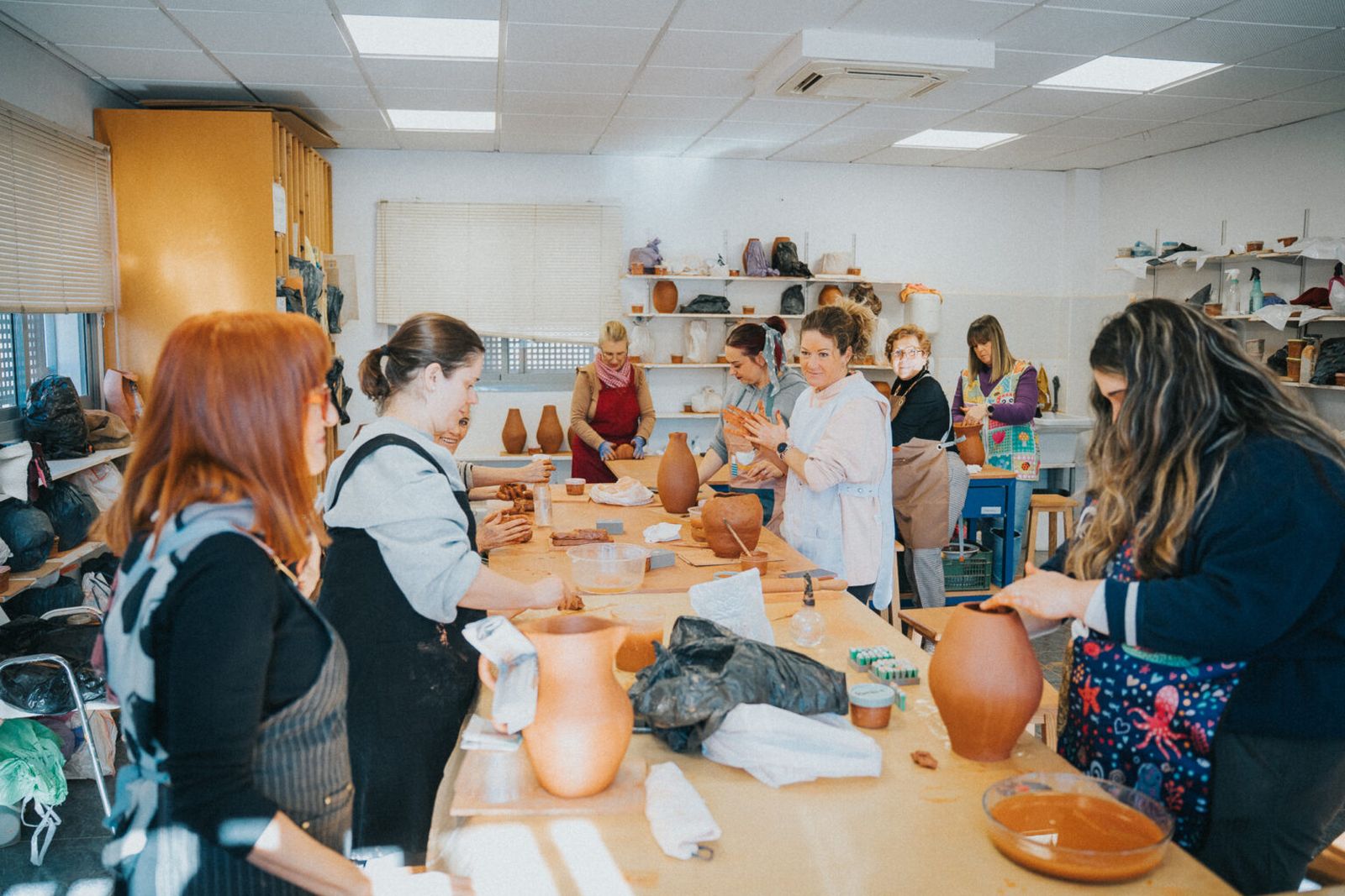Los participantes del taller de cerámica en Roquetas.