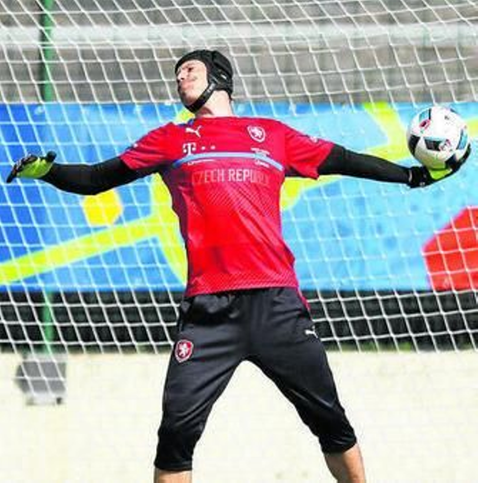 Peter Cech se ejercita con la selección checa en Tours.