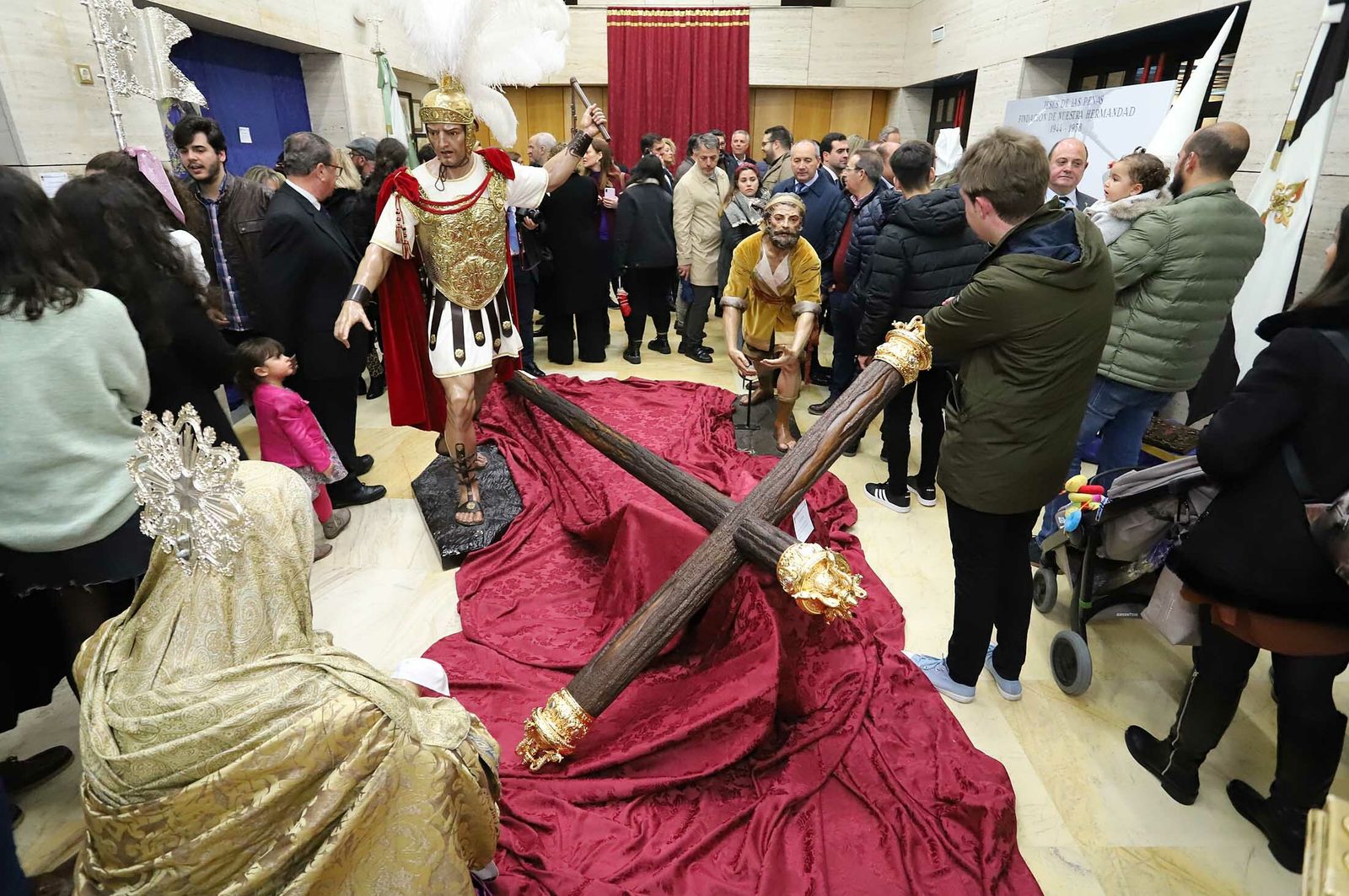 Imágenes de la exposición de la Hdad de las Tres Caídas en la Casa Colón