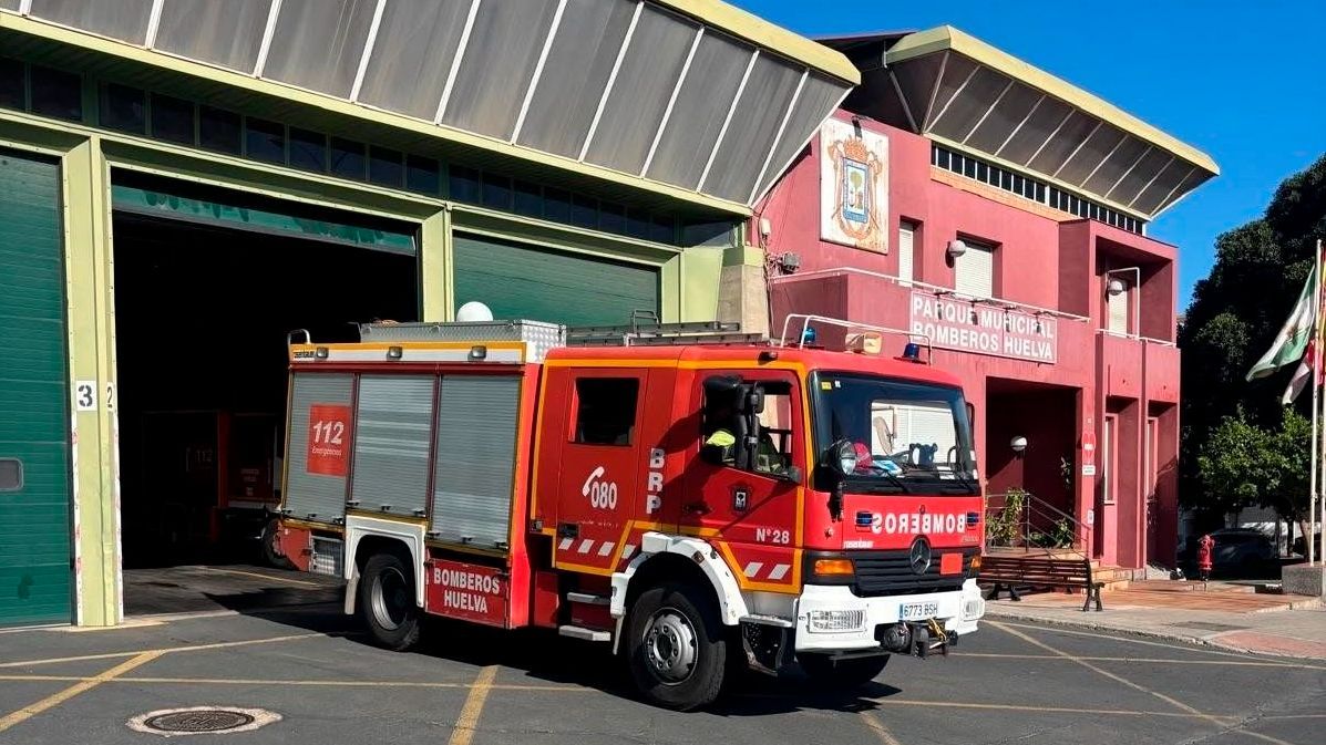 Rescatan inconsciente a un hombre de 42 años en el incendio de una oficina en el centro de Huelva
