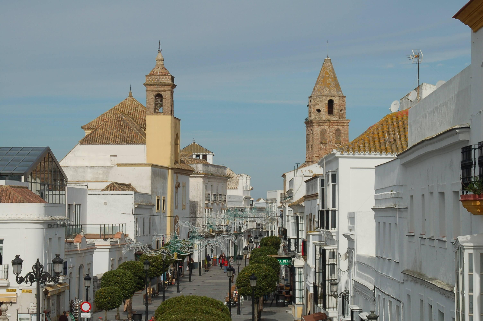 La calle San Juan permite el acceso peatonal al centro urbano de la localidad asidonense.