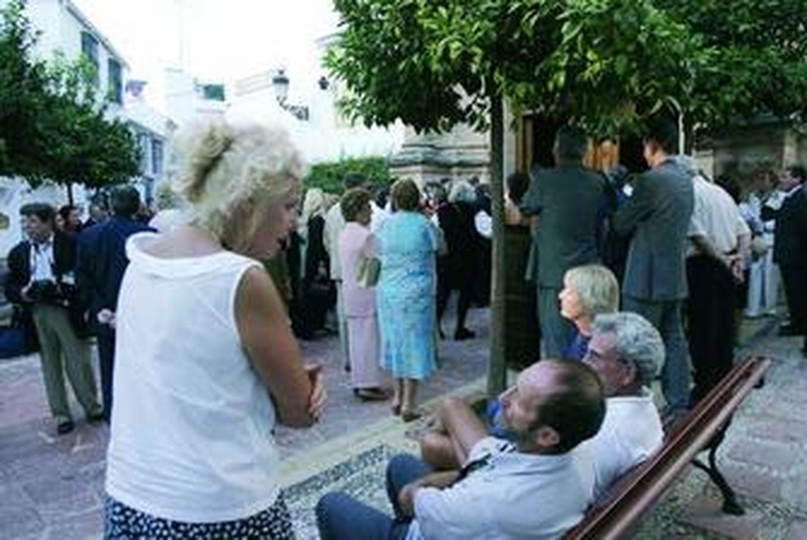 Varios extranjeros en una plaza marbellí.