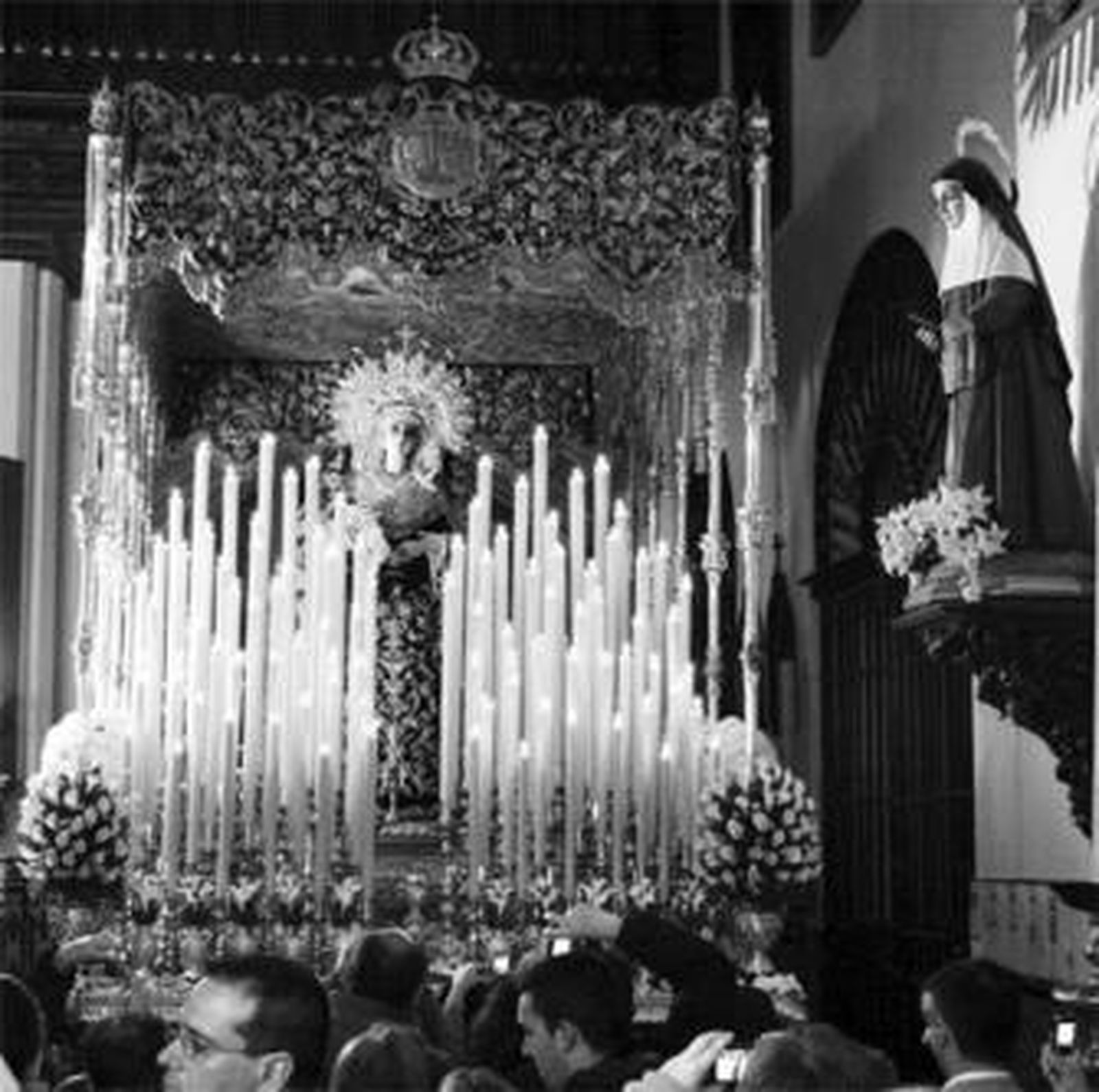 Perspectiva del palio de Madre de Dios de la Palma, en el interior de San Pedro.