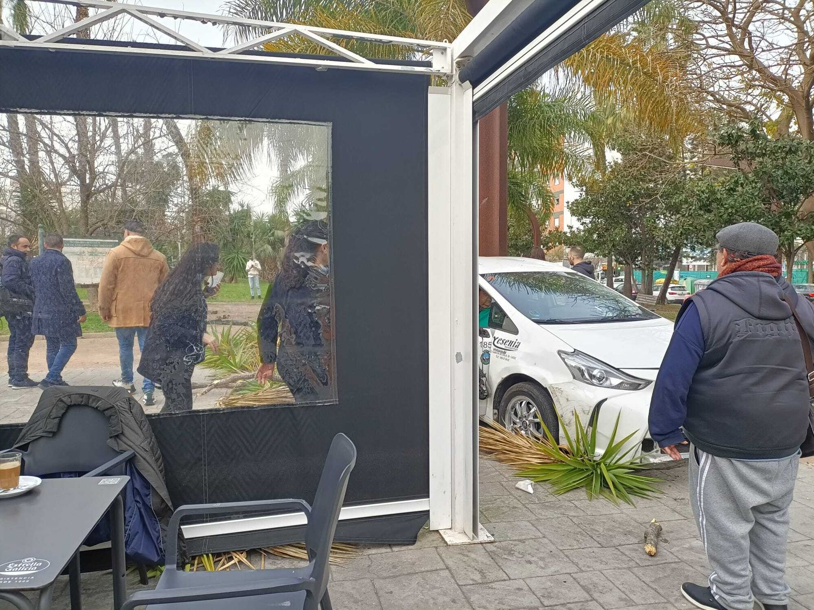 El vehículo quedó parado ante la terraza de un bar.