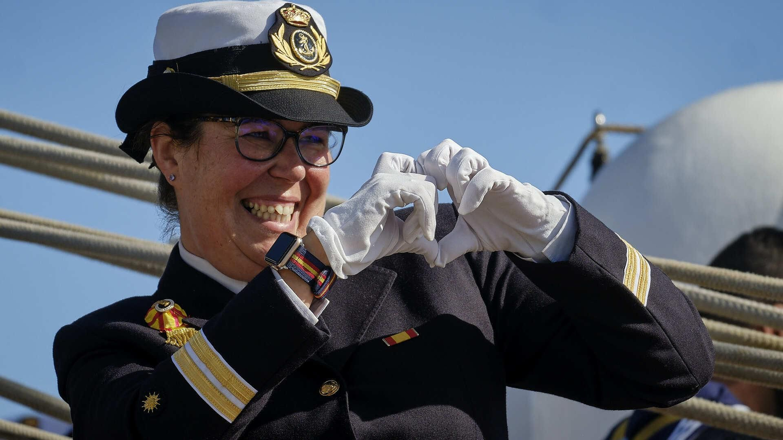 El buque escuela 'Juan Sebastián de Elcano' inicia su crucero de instrucción desde el muelle de Cádiz.