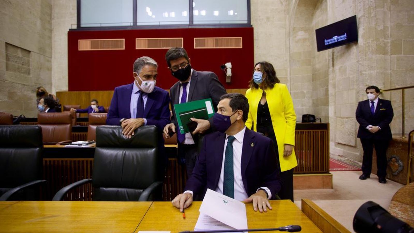 Juanma Moreno se prepara para su intervención en el debate, junto a Elías Bendodo, Juan Marín y Dolores López