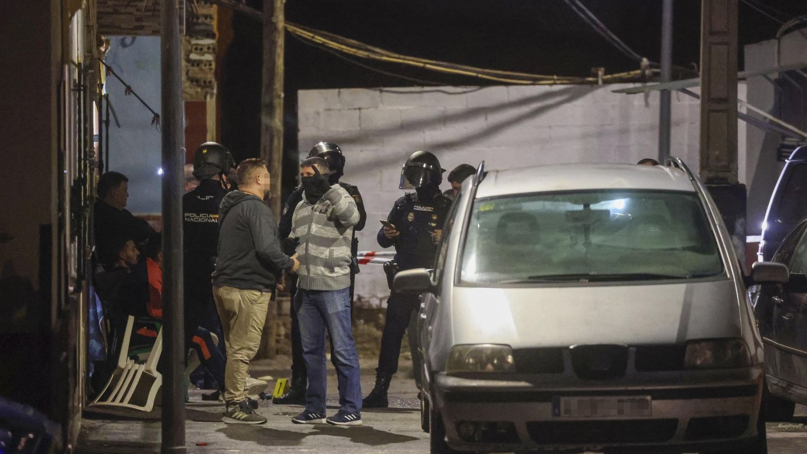 Investigación policial en la calle Virgen de la Salud de Coria del Río.