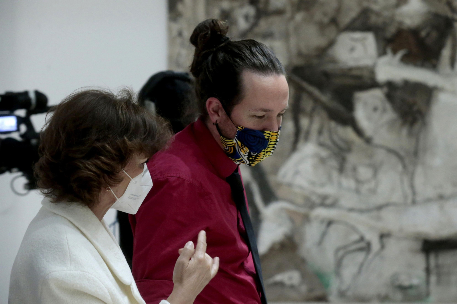 Pablo Iglesias junto a Carmen Calvo.