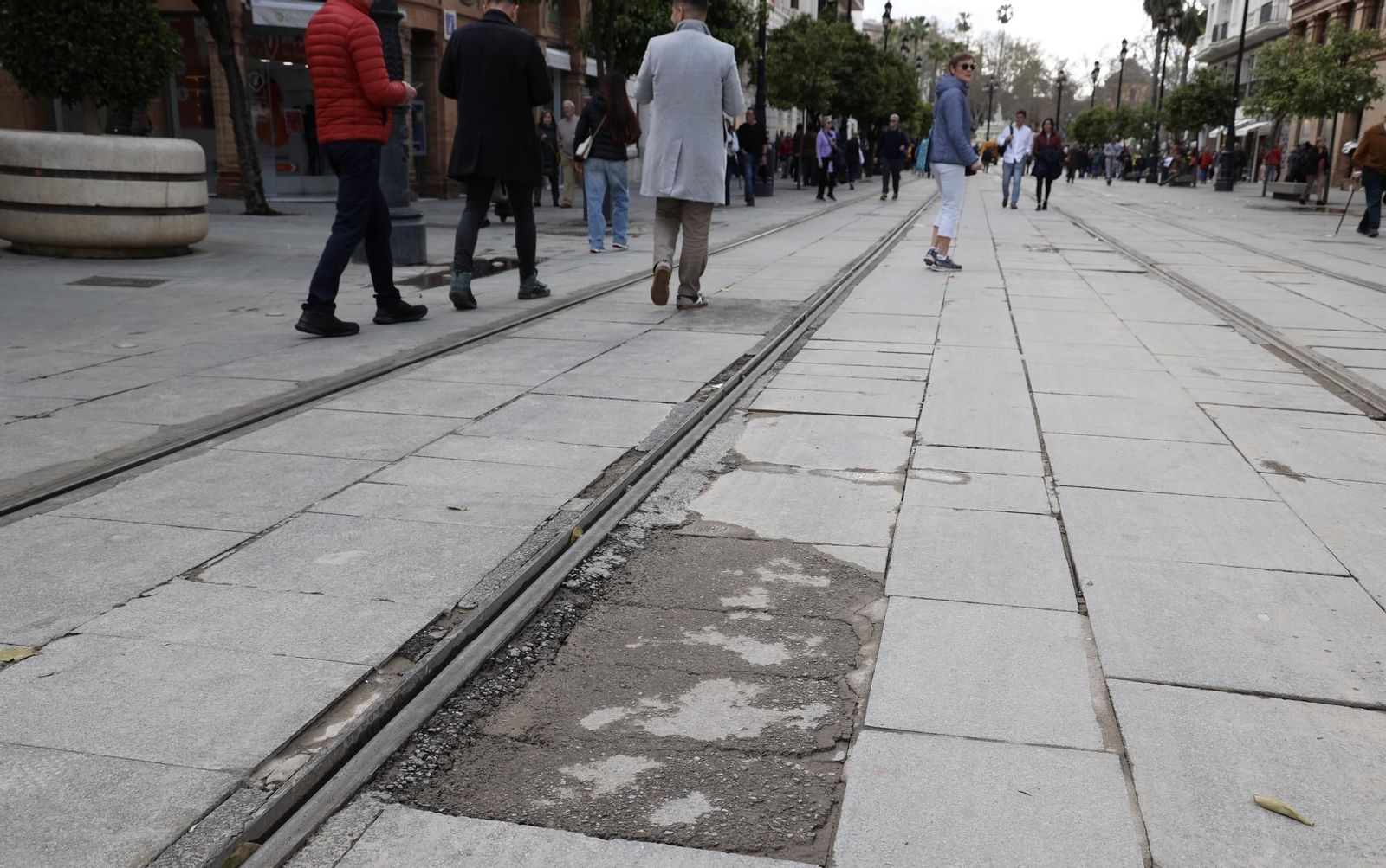 Mal estado del pavimento en la Avenida de la Constitución