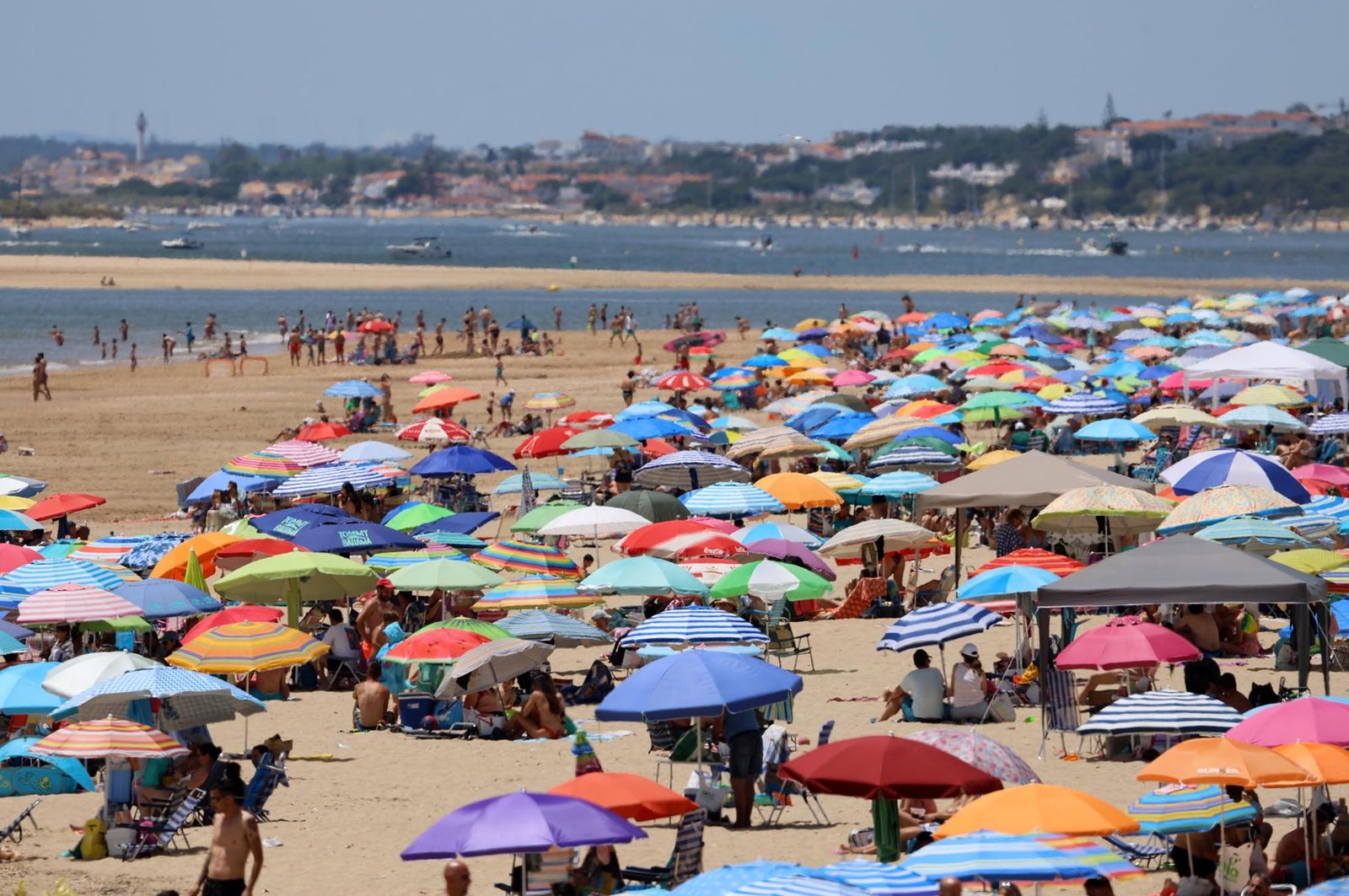 Imágenes del ambiente en las playas de Matalascañas, La Bota y Mazagón durante la mañana del domingo