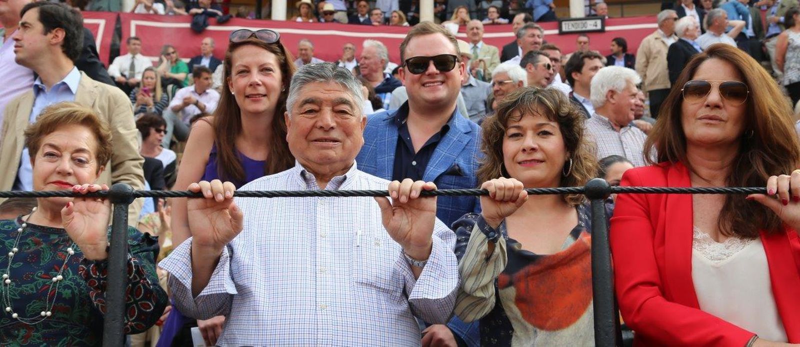 Rosana González, la Directora del taurino Hotel Gran Meliá Colón, acompañada de sus padres y Charo de Arenas.