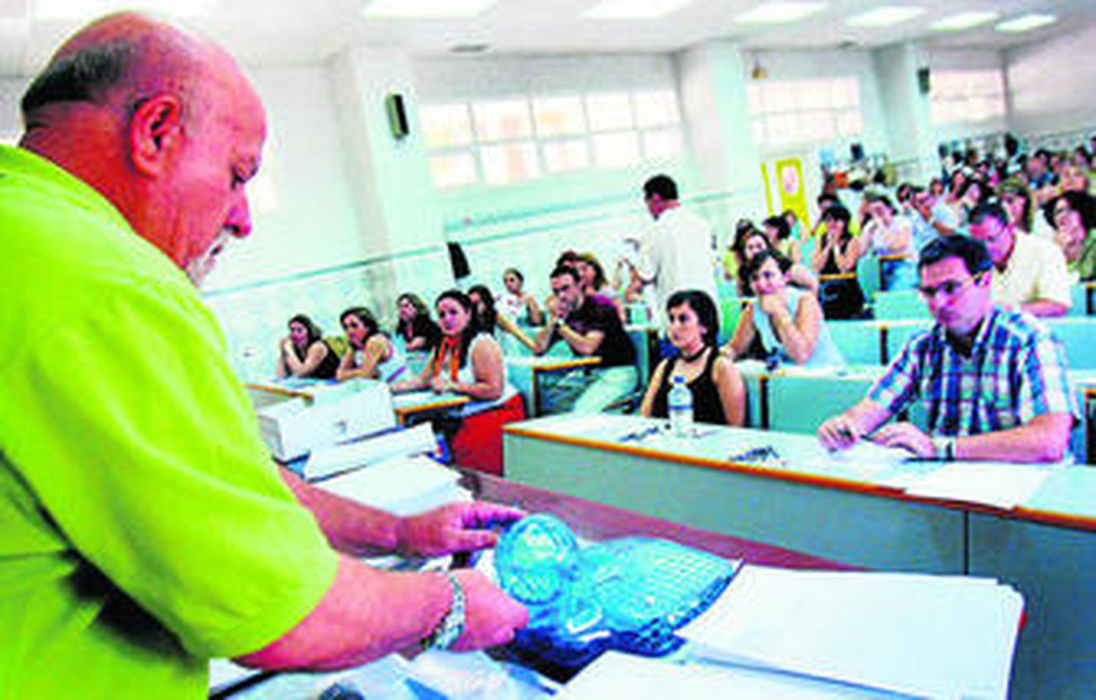 Un tribunal de oposiciones de maestros en Málaga el año 2007.