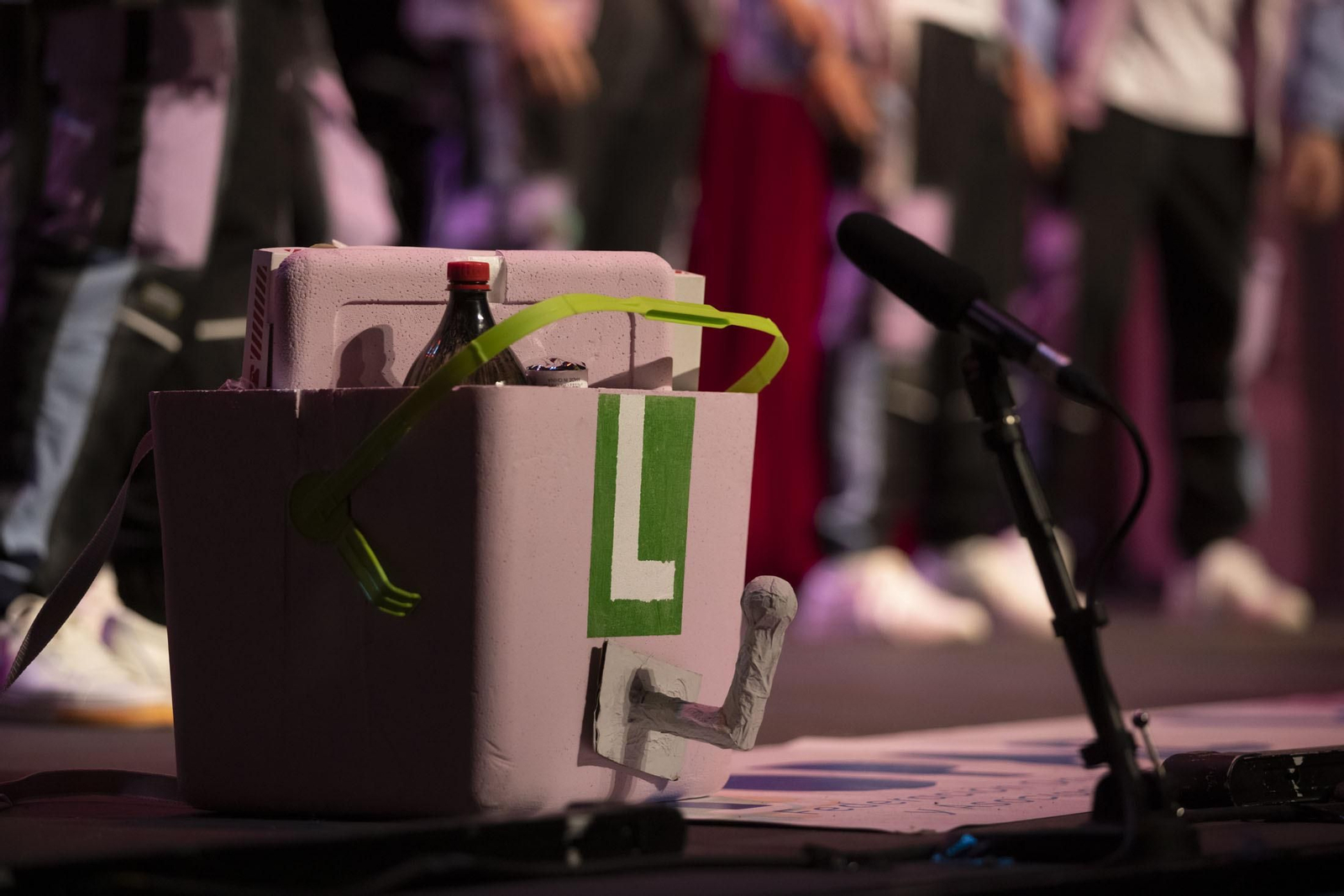 Imágenes de la actuación de la murga de Huelva '#QuedatEnCasa' en el Carnaval Colombino