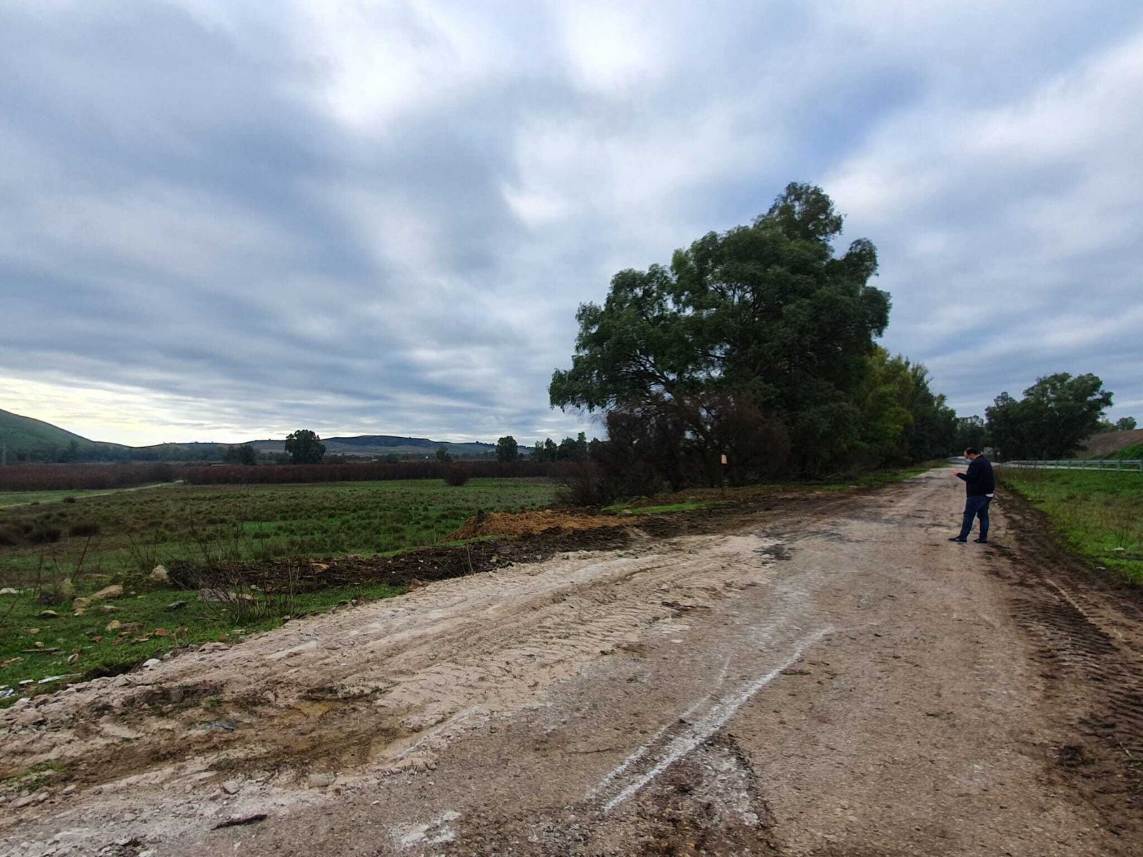 Un acceso a la cola del embalse
