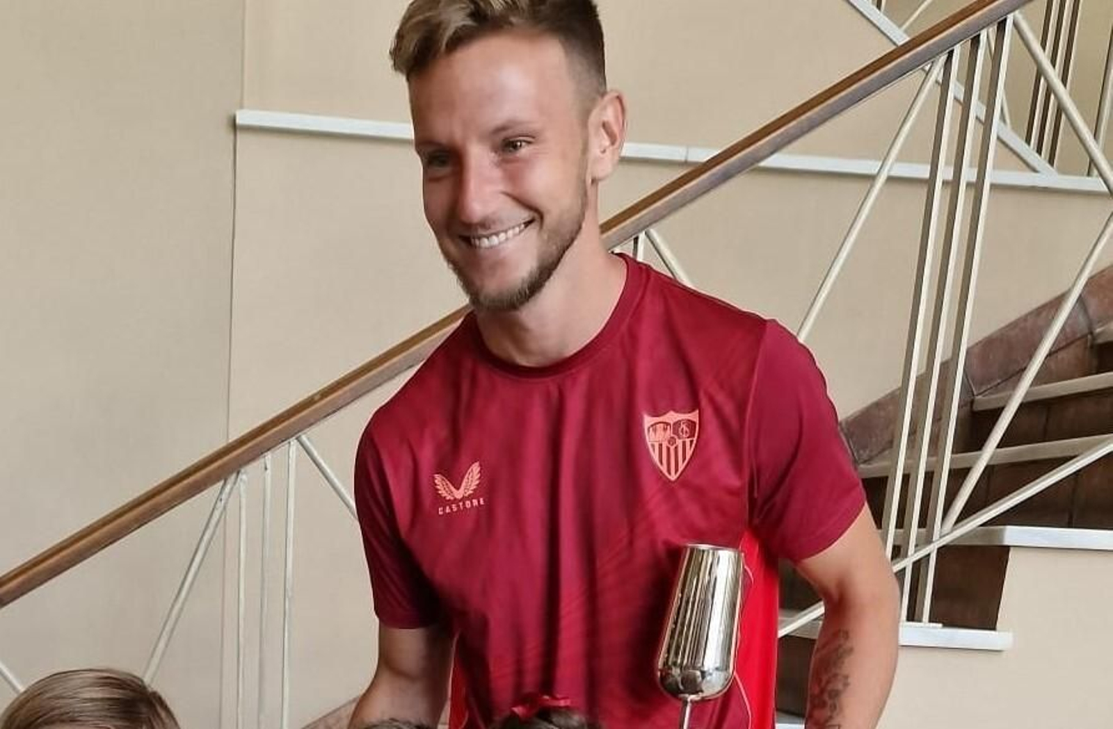 Rakitic, en Montecastillo con su Catavino de Plata. Rakitic, en Montecastillo con su Catavino de Plata.