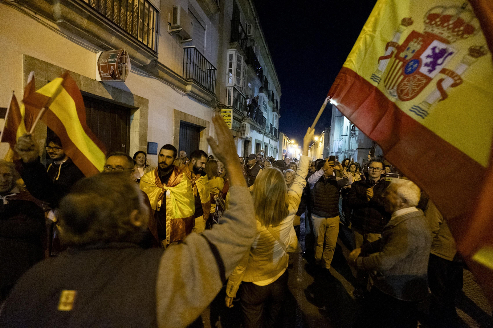 Concentración  contra la amnistía ante la sede del PSOE en El Puerto de Santa María.