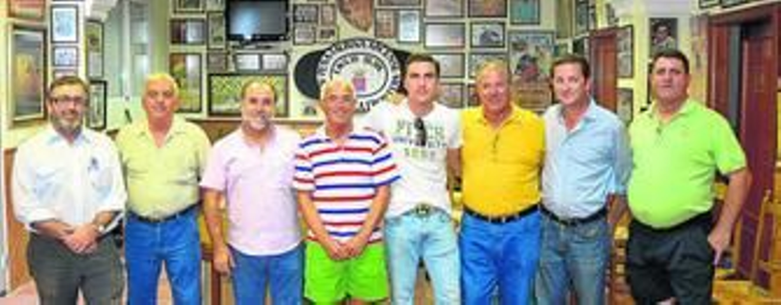 Los componentes de la Peña 'Emilio Oliva' de Arcos de la Frontera con el matador de Prado del Rey Octavio Chacón.