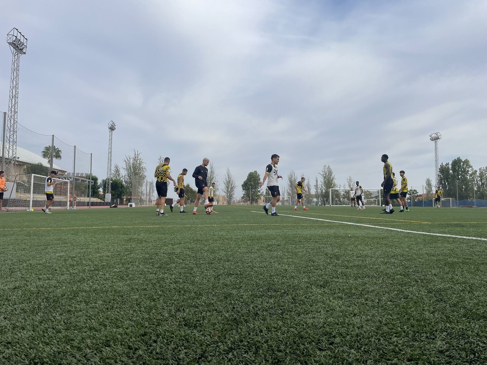 Los jugadores del San Roque de Lepe se entrenan este viernes.