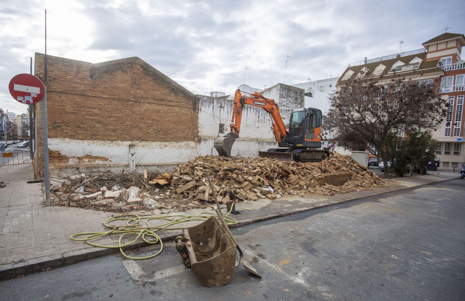 Imágenes del derribo de la casa abandonada.
