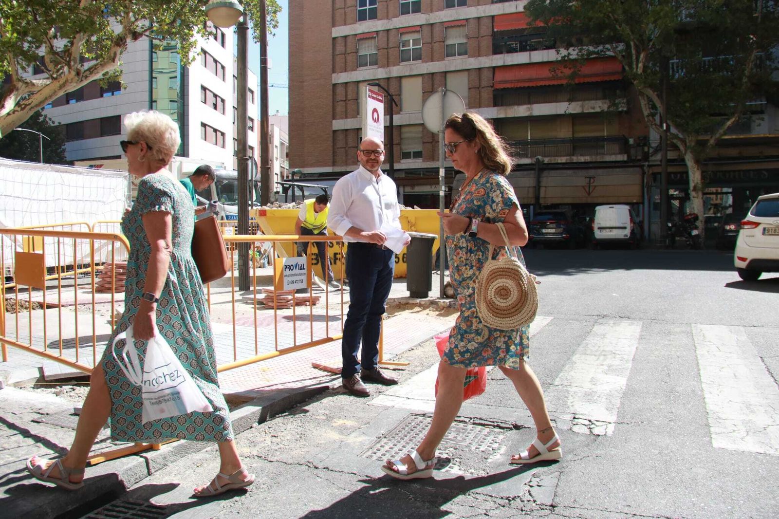 Dos personas cruzan uno de los pasos de peatones de Gran Capitán.