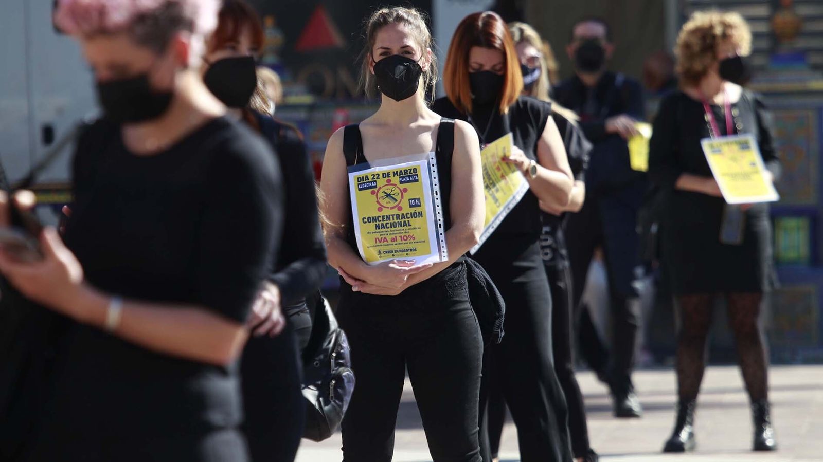 Las fotos de la protesta del sector de las peluquerías en Algeciras para exigir una bajada del IVA