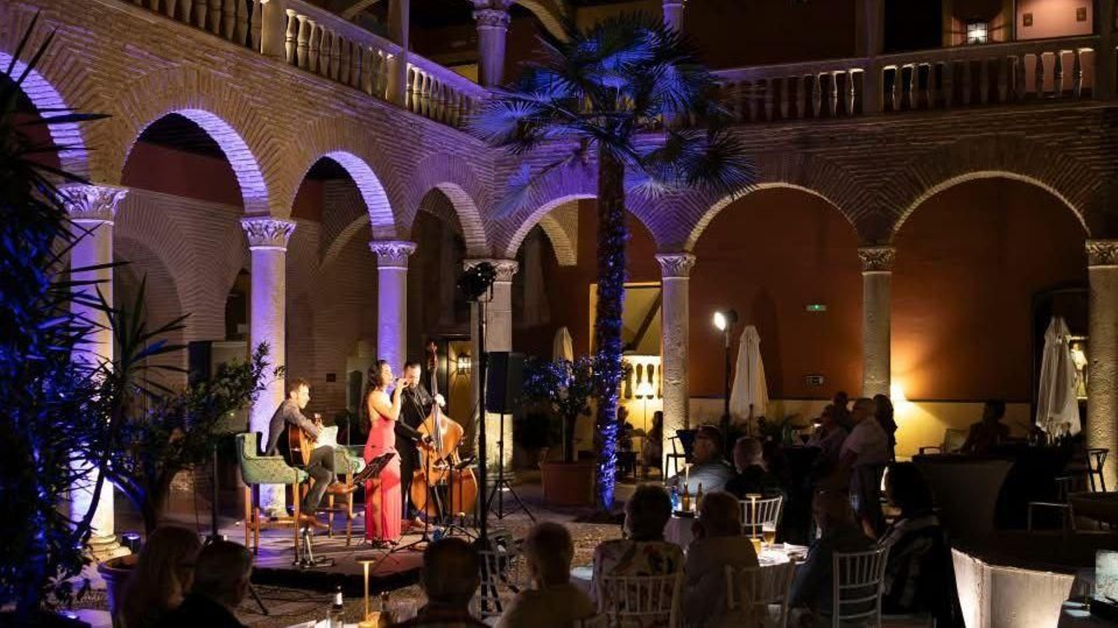 El patio se transforma en escenario, y cada cena se convierte en una experiencia única