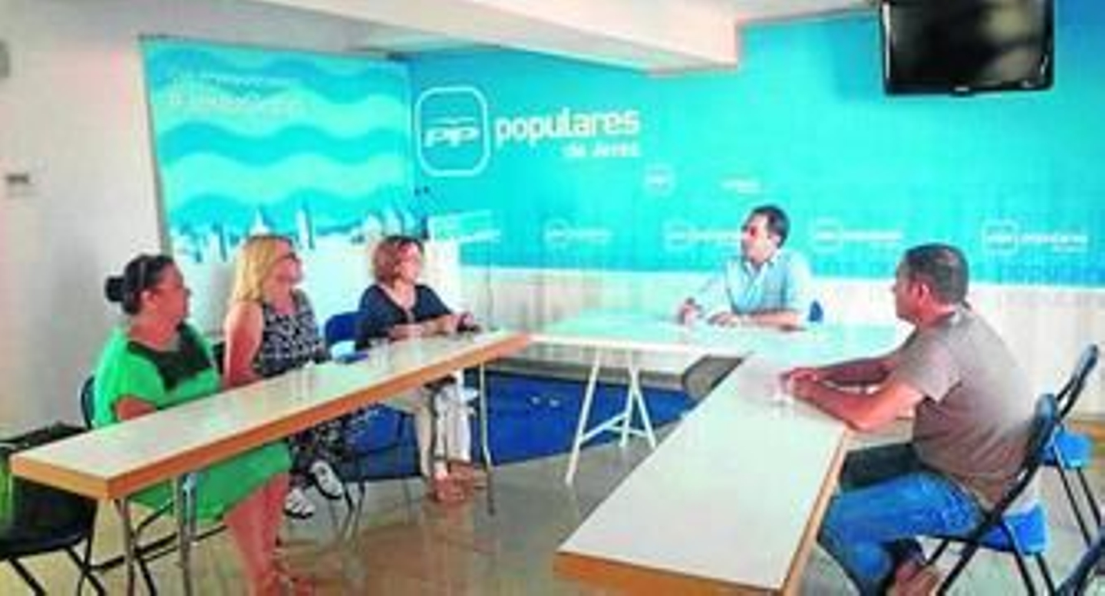 Un momento del encuentro de 'Punta del Norte' con el concejal del PP Antonio Saldaña.