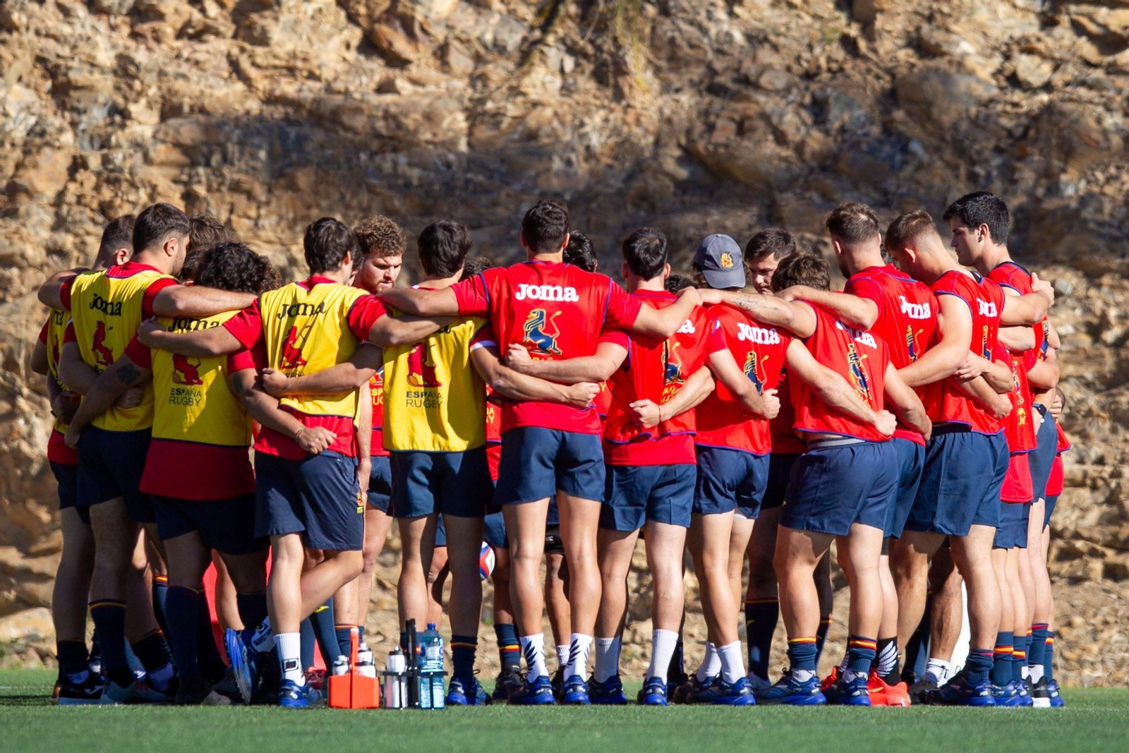 Los jugadores hacen piña.