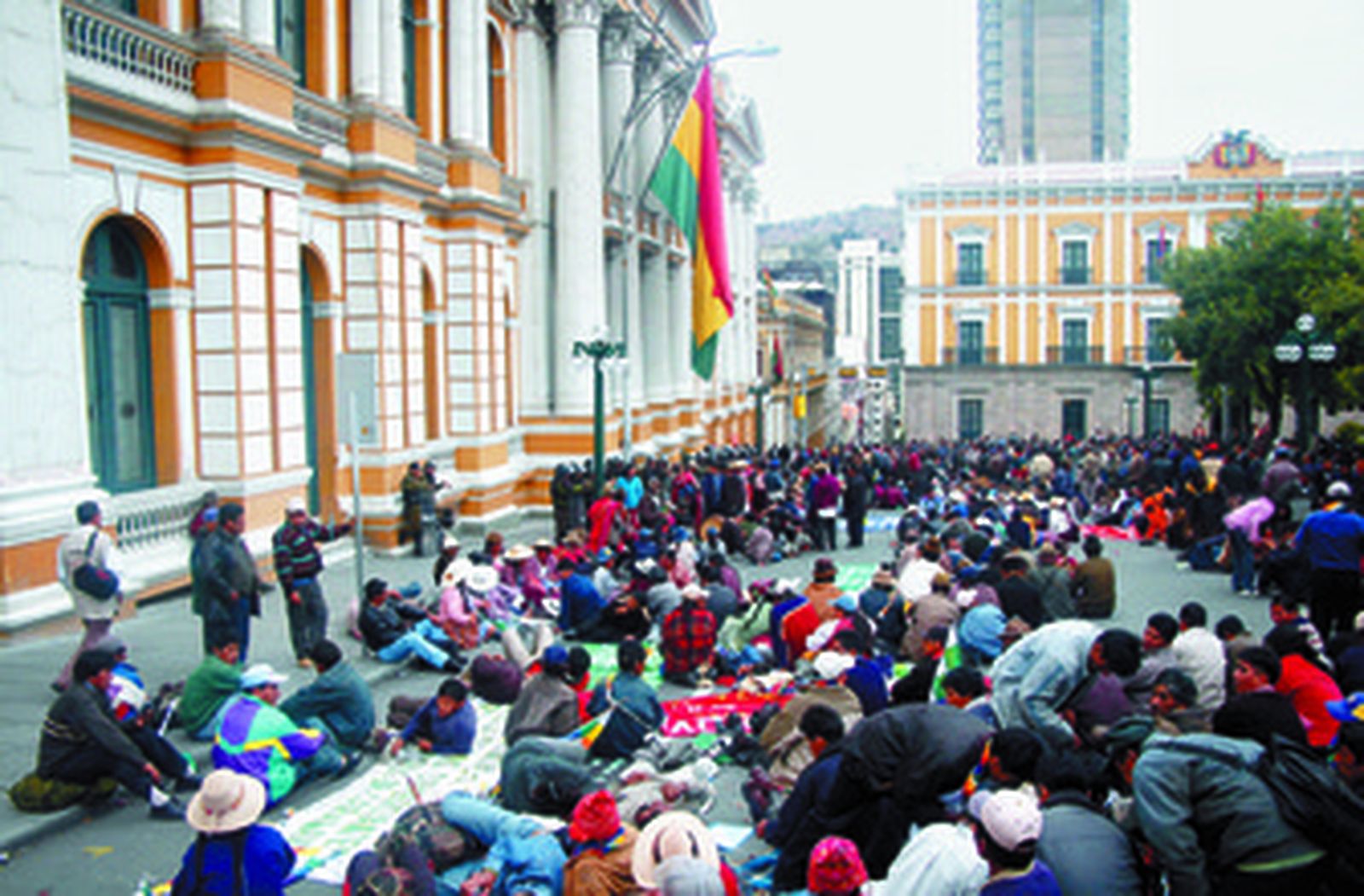 Cientos de campesinos protestan ante el Parlamento de La Paz para presionar al Gobierno.