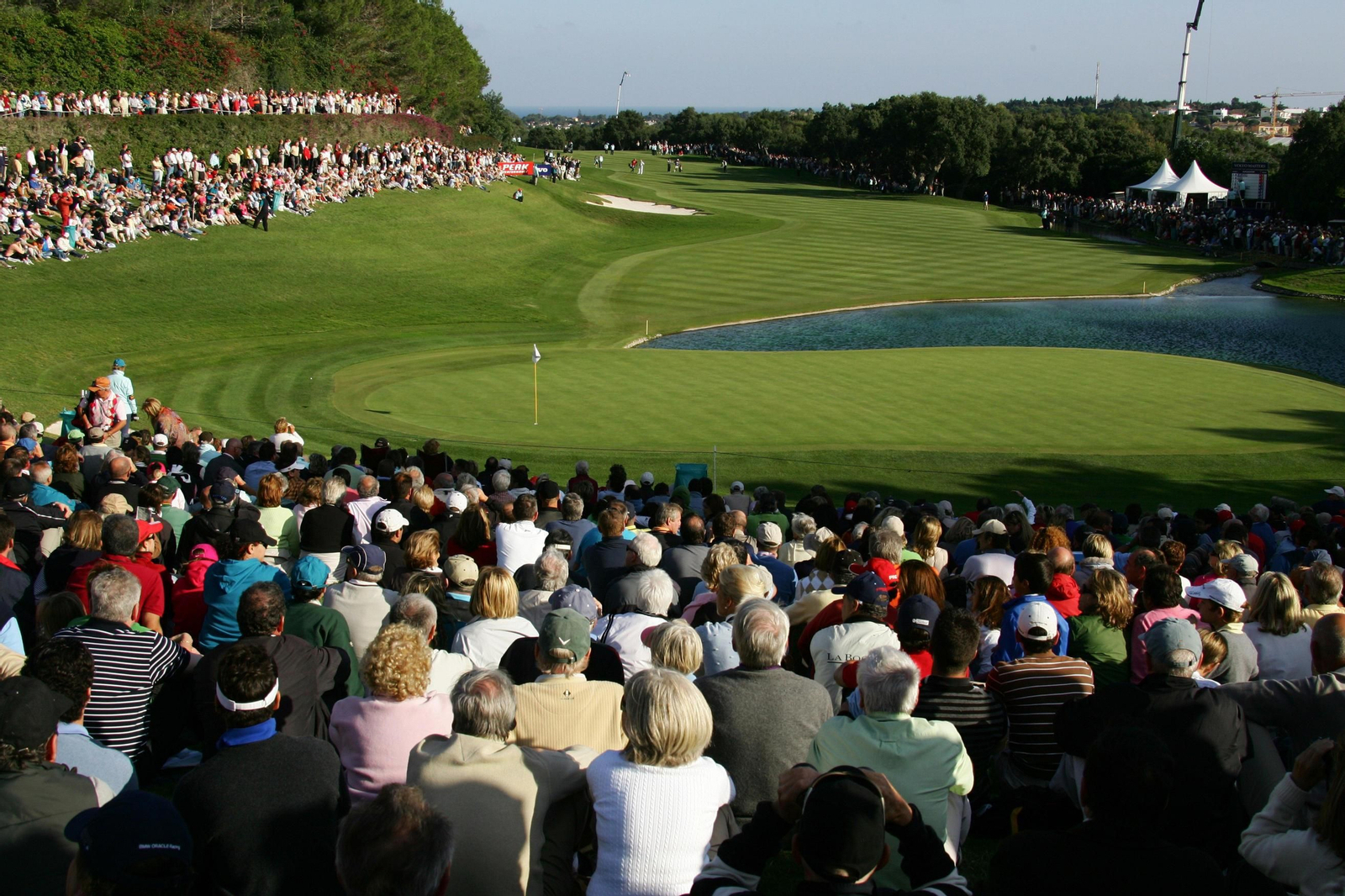Numeroso público en los aledaños de los ‘grennes’ en Valderrama.